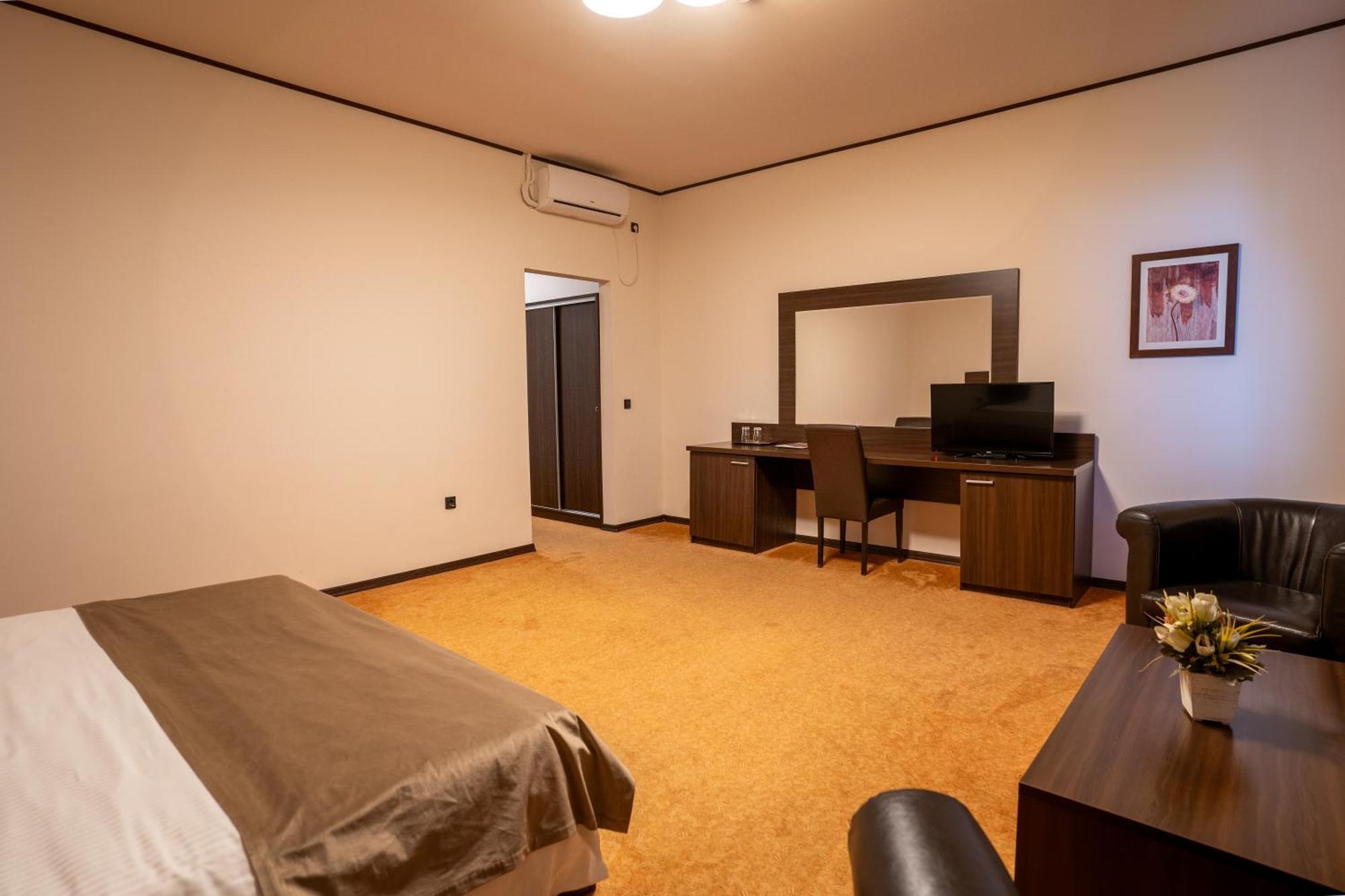 Hotel Aurelia Chisoda Екстериор снимка
